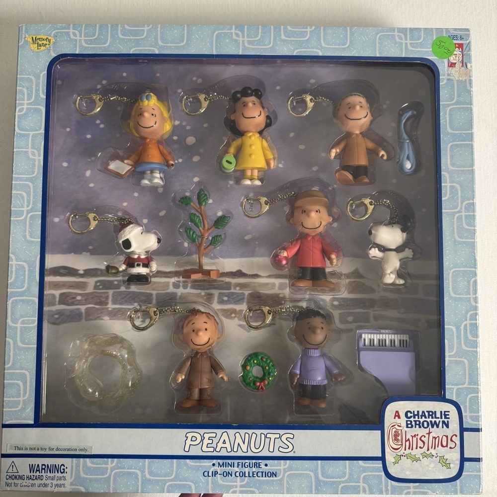 Peanuts Christmas  Mini Figure Keychain Set, unopened New 12 Piece Clip On Set